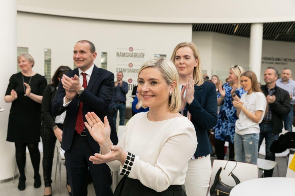 Gestir lokahófs NKG klappa fyrir krökkunum