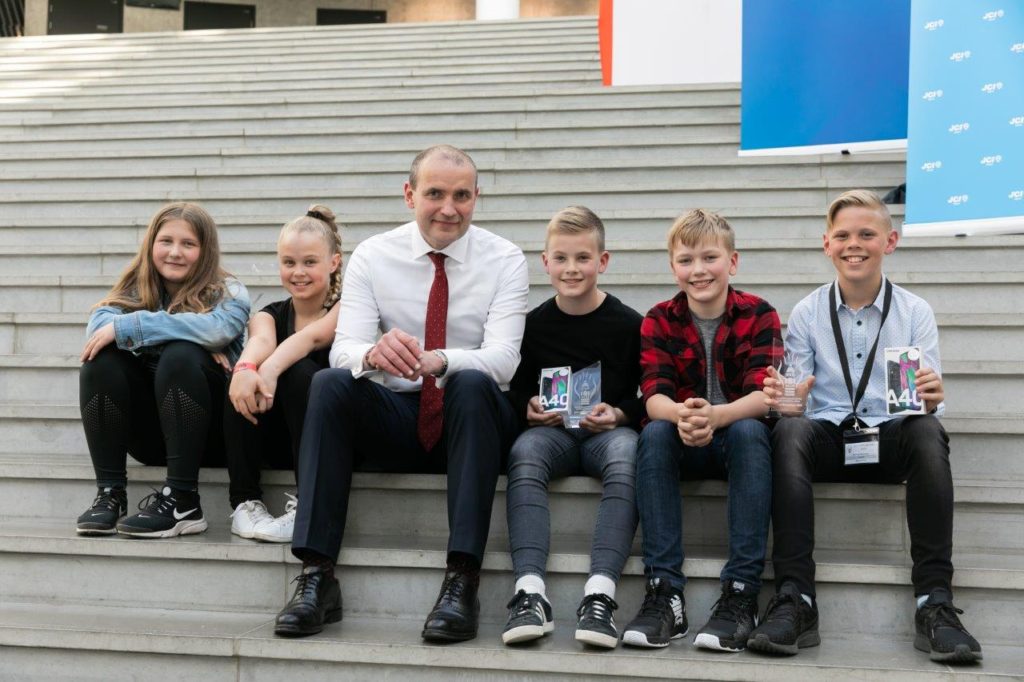 Guðni Th. Jóhannesson, forseti Íslands, auk þátttakenda í lokahófi Nýsköpunarkeppni grunnskólanna 2019